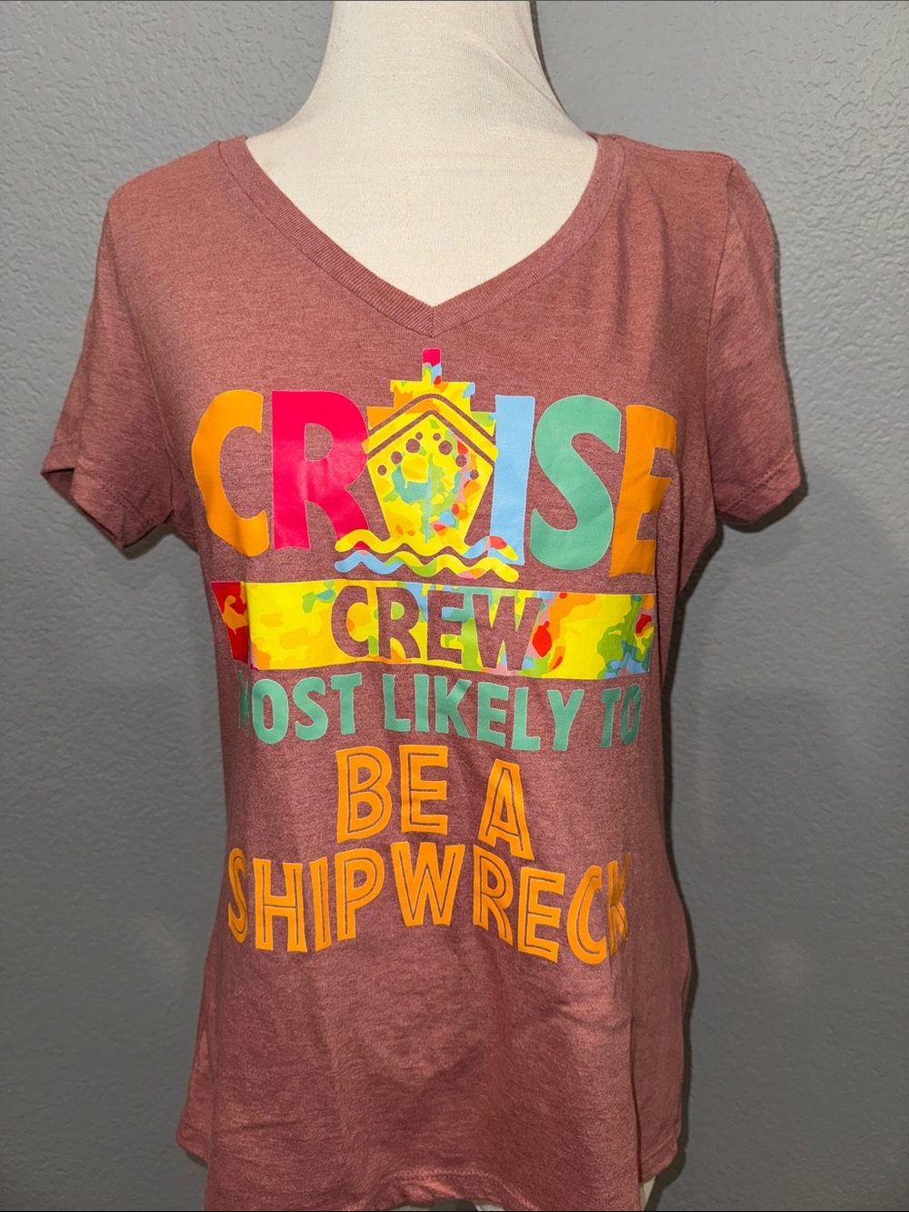 Cruise Crew Graphic V-Neck Tee in Mauve